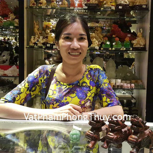Chị Liễu - khách hàng mua cặp tỳ hưu nham thạch R070 và tượng heo đông linh DT235