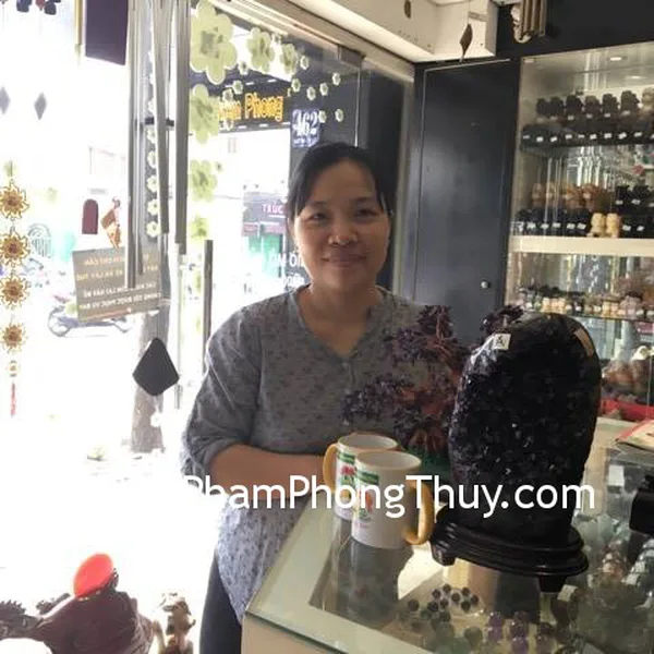 Chị Hương - khách hàng mua bông thạch anh tím H089-25410 và cây thạnh anh tím KC039