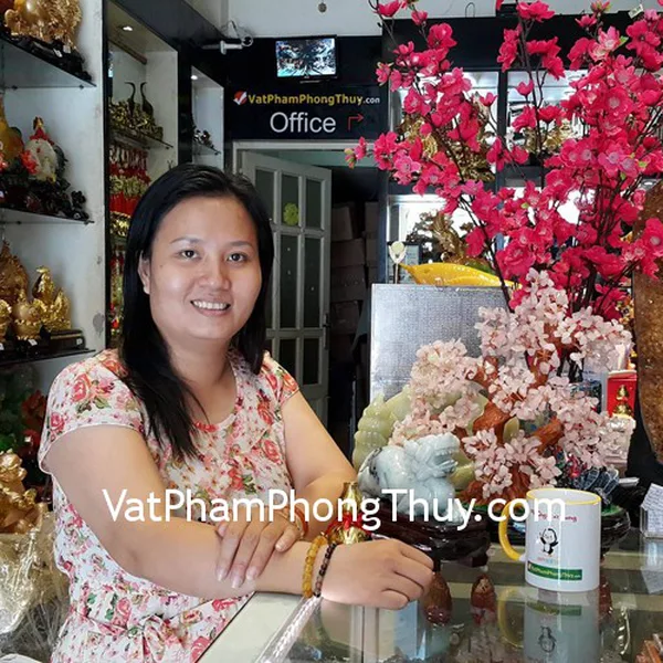 Chị Dương - khách hàng mua tỳ hưu phỉ thúy ND124, cây tài lộc thạch anh hồng KC016, bình mẫu đơn đỏ H220G, hồ lô đồng trơn D207 và chuỗi thạch anh tóc đỏ S6228-1645