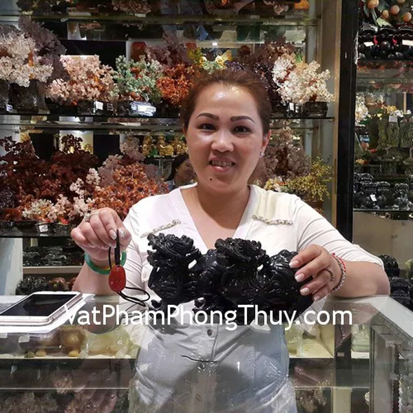 Chị Yến - khách hàng mua cặp tỳ hưu bắc kinh đen trung BKD-M và mặt phật bản mệnh mã não đỏ S6337-3