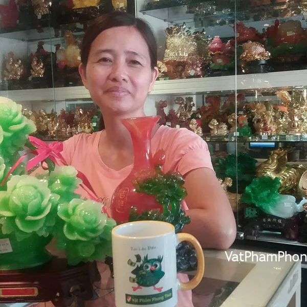 Chị Phương - khách hàng mua giỏ mẫu đơn xanh H225G và bình sen đỏ uyên ương H481G