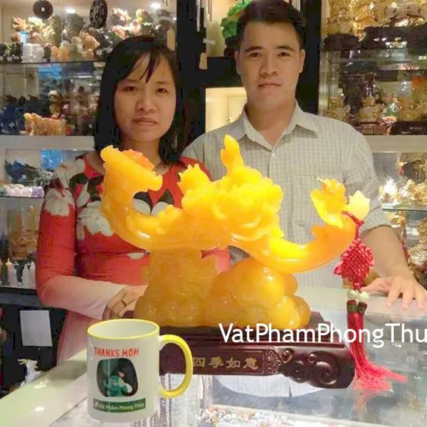 Anh Tâm và chị - khách hàng mua gậy như ý vàng ngọc có mẫu đơn H496G