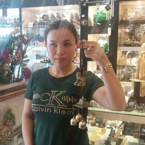Chị Kim Lương - khách hàng mua chuông gió kỳ lân 5 chum đồng CG1203
