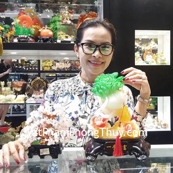 Chị Xuân Mai - khách hàng mua hoa mẫu đơn cam bên gốc cây xanh C195A, Cây tài lộc thạch anh hồng kiểu nhật nhỏ KC027 và Chuông gió 6 ống CG1237