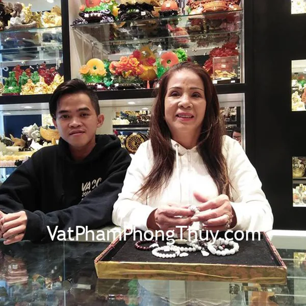 Cô An Lưu - khách hàng mua tỳ hưu mắt mèo , các chuỗi phỉ thúy  và chuỗi mắt mèo đỏ đô