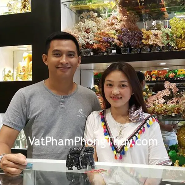 Vợ chồng anh Thái - khách hàng mua cặp tỳ hưu bắc kinh đen chuẩn BKD-S, mặt phật bản mệnh S6337-6 và tỳ hưu thạch anh trắng S406