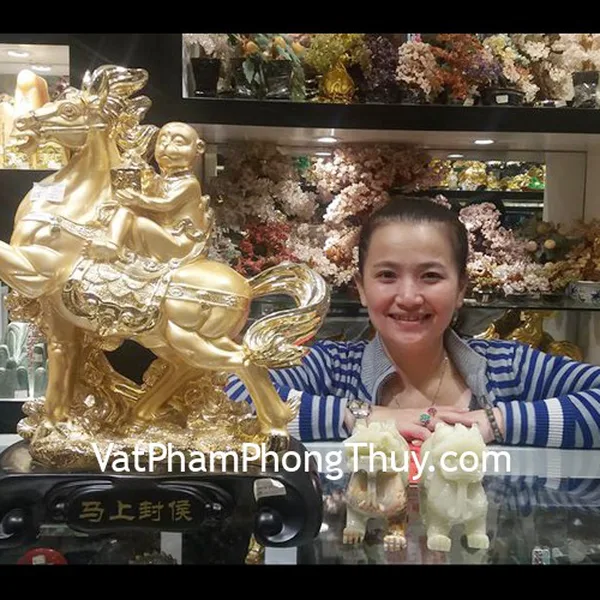 Chị Hoa - khách hàng mua tượng mã thượng phong hầu K009M và tỳ hưu bắc kinh xanh BKX-M
