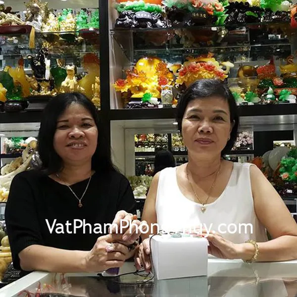 Chị Phượng, chị Hằng - khách hàng mua vòng tay đá ngọc ưng nhãn S6739-4280, hồ ly thạch anh trắng S6496, phật bản mệnh phỉ thúy S6865, vòng tay thạch anh tóc vàng S6746-3315