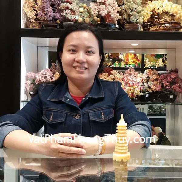 Chị Dương - khách hàng mua chuỗi thạch anh tóc bạch kim S6752-1927 và tháp văn xương hoàng long 9 tầng GM060