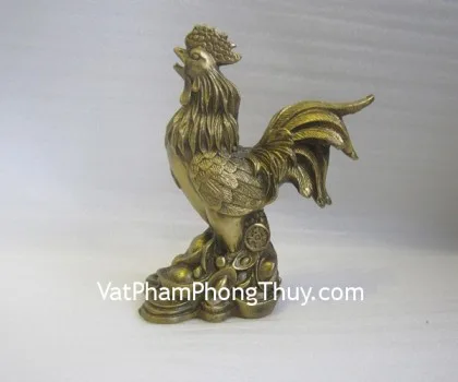Gà đồng đứng trên đống vàng nhỏ D253