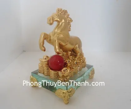 Ngựa vàng sa kim hoa mẫu dơn đế gỗ - phú quý tiền trình K098M