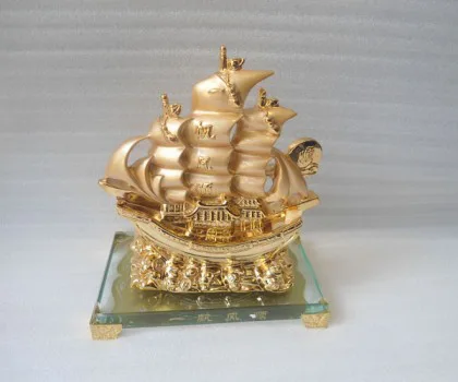 Thuyền buồm vàng trên đế thủy tinh vừa - nhất phàm phong thủy K166M