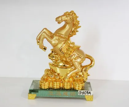 Ngựa vàng trên kim nguyên bảo đống tiền vàng đế thủy tinh - Lập mã thành công G107A