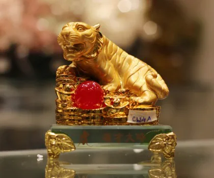 Hổ vàng trên đống tiền vàng đế thủy tinh - Hồng tài đại lược C124A