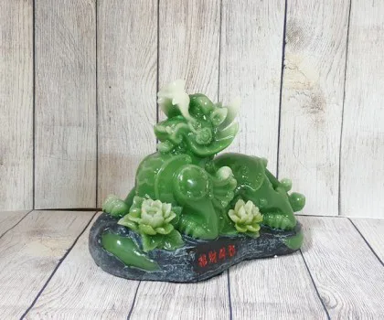 Tỳ hưu xanh ngọc bích trên tảng ngọc có mẫu đơn nhỏ - Chiêu Tài Bích Tà LN040