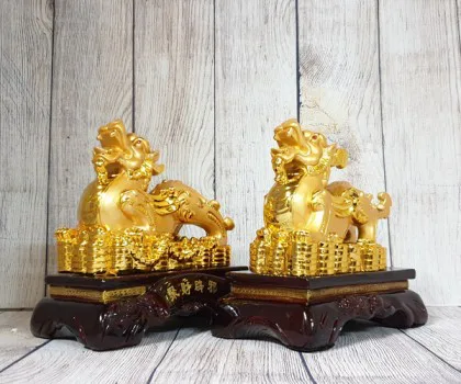 Cặp tỳ hưu vàng trên đống tiền vàng đế gỗ - Chiêu Tài Bích Tà/ Tụ Tài Bích Tà FLN054