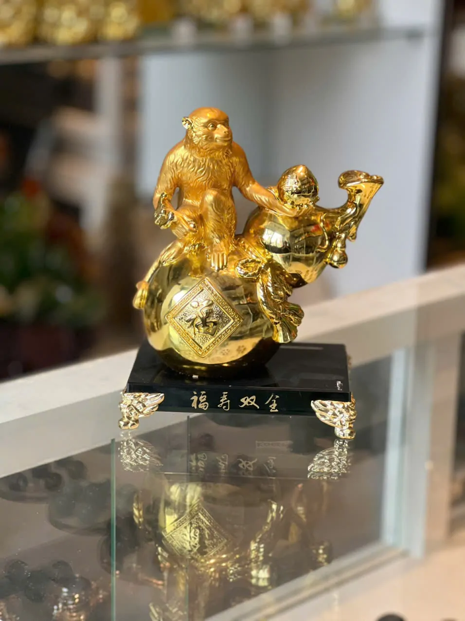Chúa khỉ cầm đào bên hồ lô đế thủy tinh - phước thọ song toàn K061M