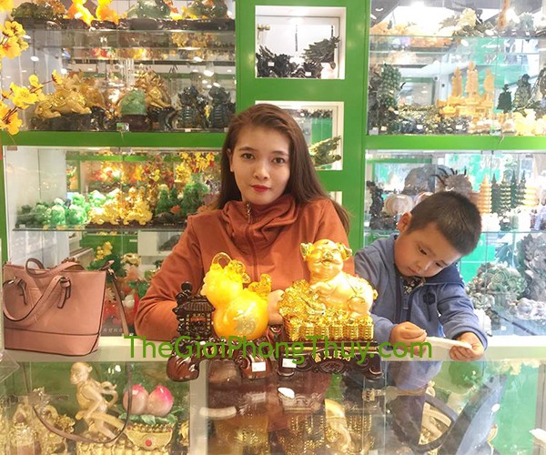 Chị Diễm - Khách hàng mua Hồ lô cam vàng ngọc có tỳ hưu vàng lưu ly trên đế gỗ nhà cổ như ý – Tài Phú Lâm Môn FLN200, Vua heo vàng ôm bắp cải vàng trên đống tiền vàng đế gỗ – Phú Túc Vượng Tài FLN031