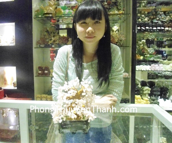 Chị Sương - khách hàng mua cây thạch anh hồng CA209