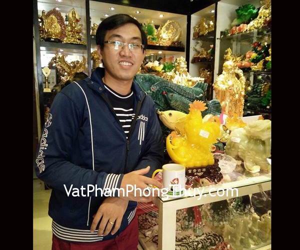 Anh Pháp - khách hàng mua tượng gà dát tiền vàng G033A