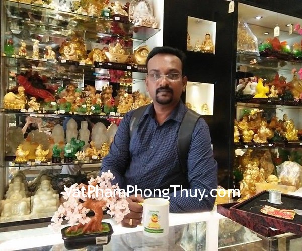 Mr Anilkumar Madhvan - khách hàng mua cây tài lộc thạch anh hồng KC021 và phật bản mệnh mã não tuổi Tuất S6337-8