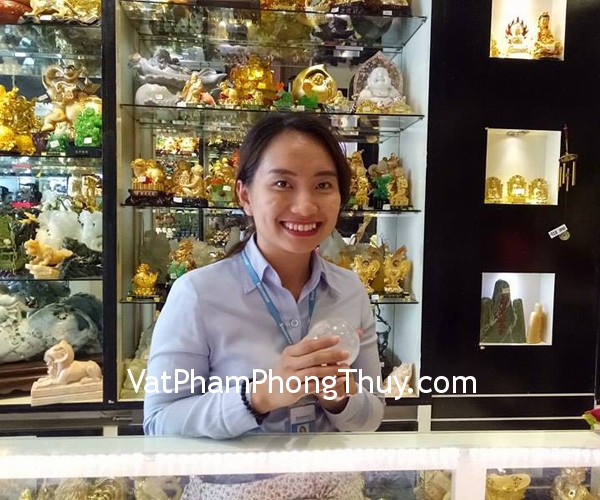 Chị Trang - khách hàng mua quả cầu thạch anh trắng GM148 và chuỗi thạch anh đen S6252