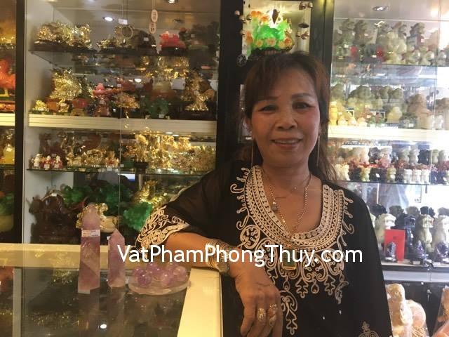 Cô Nguyệt - khách hàng mua đĩa thất tinh thạch anh tím M103, trụ thạch anh tím H053-824
