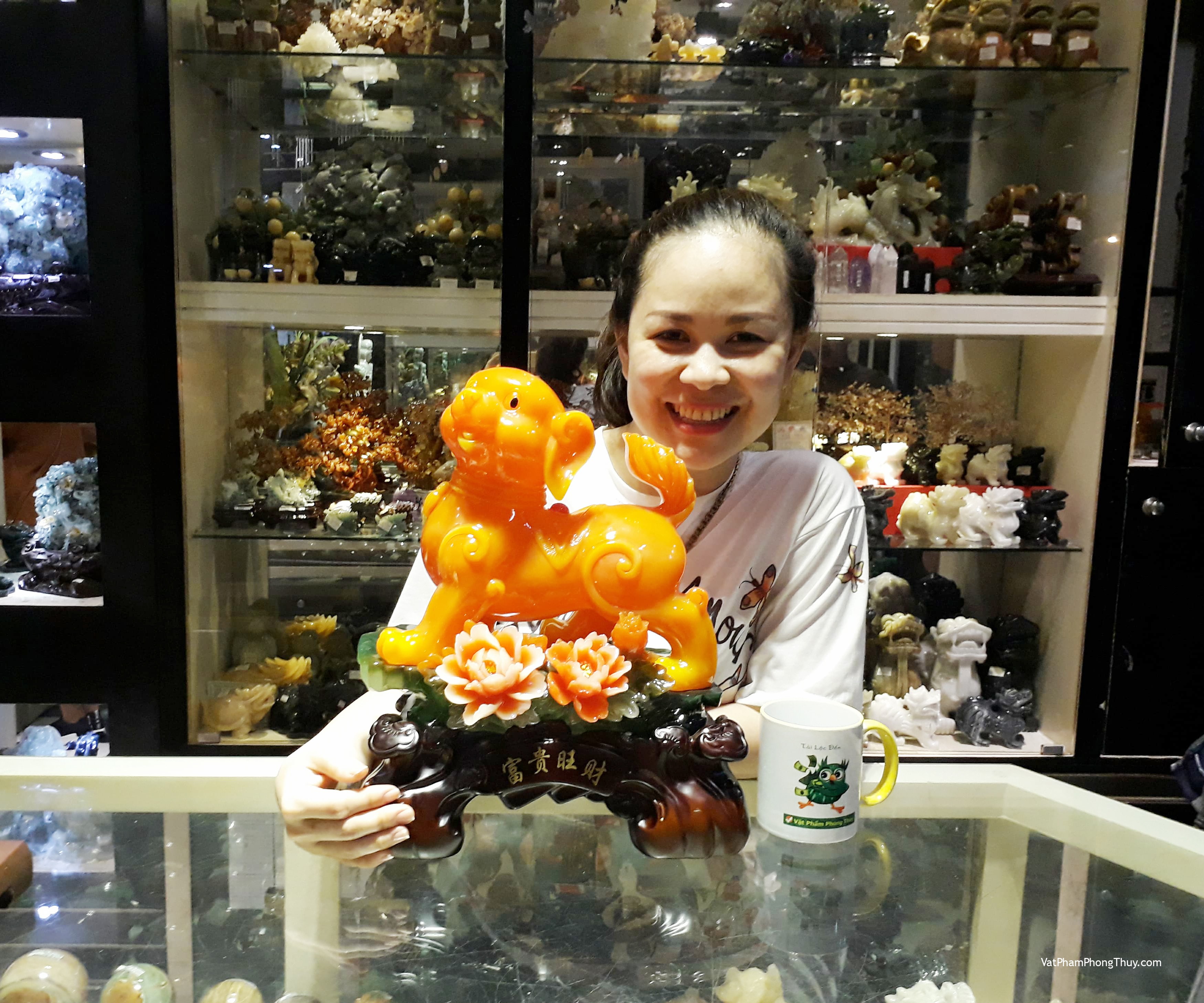 Chị Tùng - khách hàng mua Tượng Chó Cam Bên Hoa Mẫu Đơn C013A