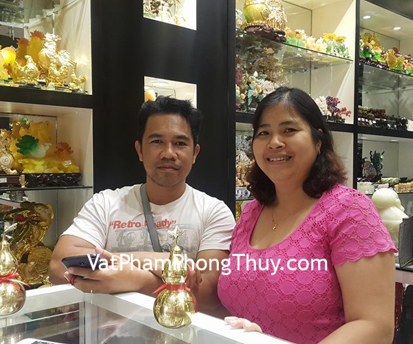 Vợ chồng chị Quyên - khách hàng mua hồ lô đồng trơn lớn D208