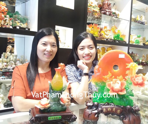 Chị Hoa Mỹ - khách hàng mua bình tài lộc như ý C173A