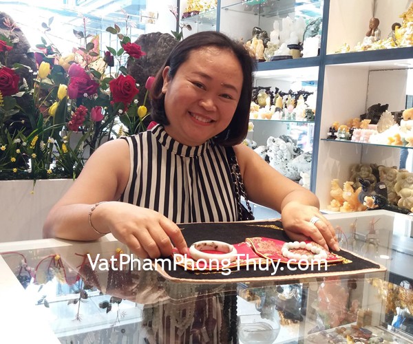 Chị Loan - khách hàng mua vòng ngọc phỉ thúy VM106-9165 và chuỗi phỉ thúy búp mẫu đơn S6789